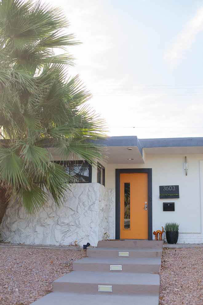 ラスベガスにあるミッドセンチュリースタイルのおしゃれな家の外観の写真