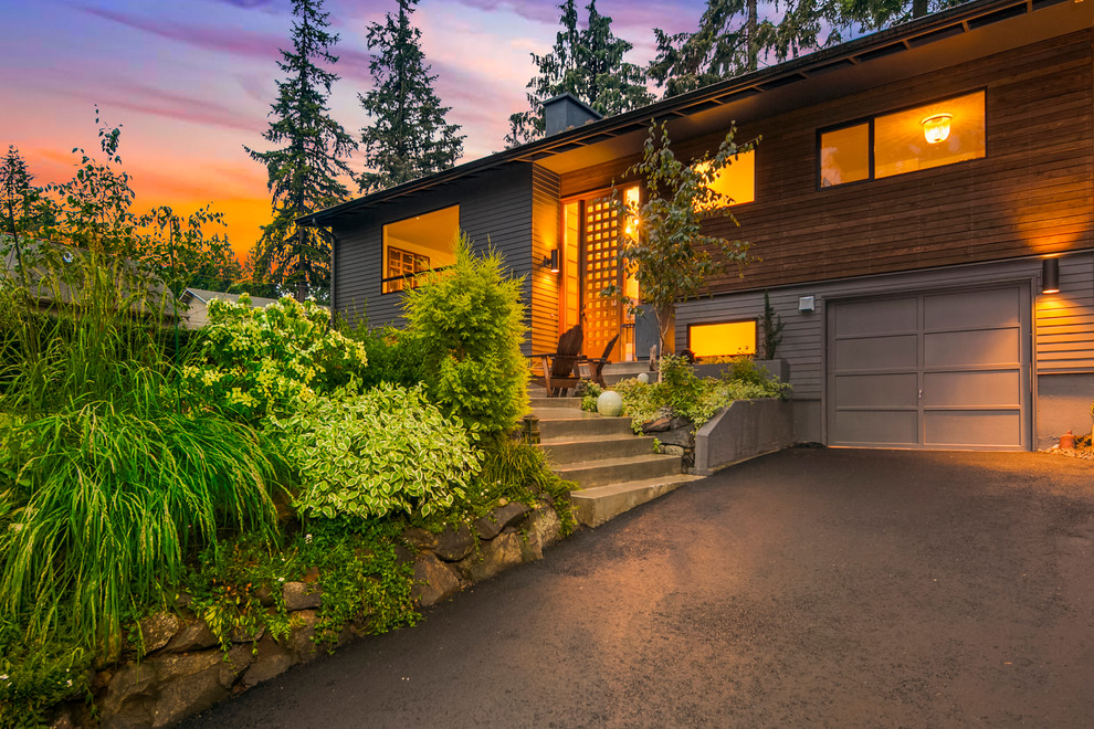 シアトルにある高級な中くらいなミッドセンチュリースタイルのおしゃれな家の外観の写真