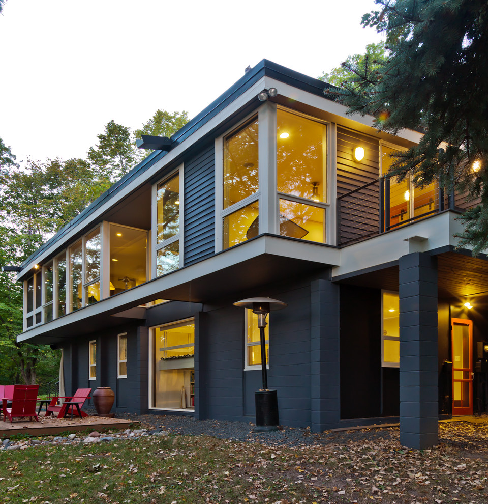 Exempel på ett 60 tals grått hus i flera nivåer, med fiberplattor i betong
