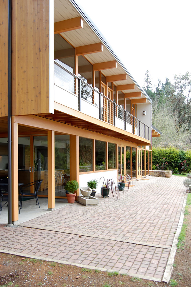 Idee per la facciata di una casa moderna a due piani con rivestimento in vetro e tetto piano
