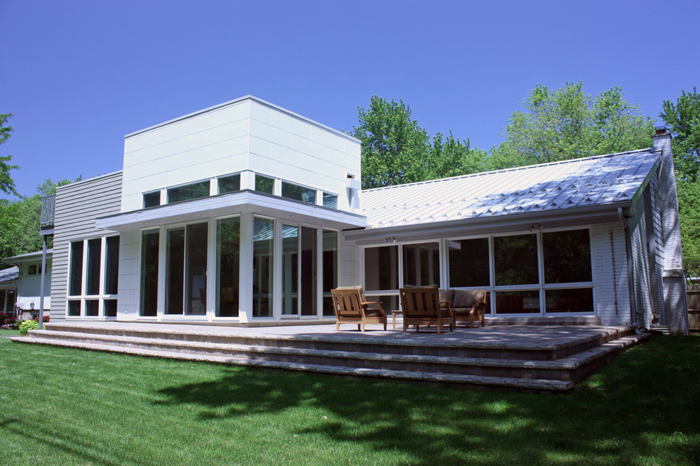 Mittelgroßes Retro Haus mit Faserzement-Fassade und weißer Fassadenfarbe in Chicago