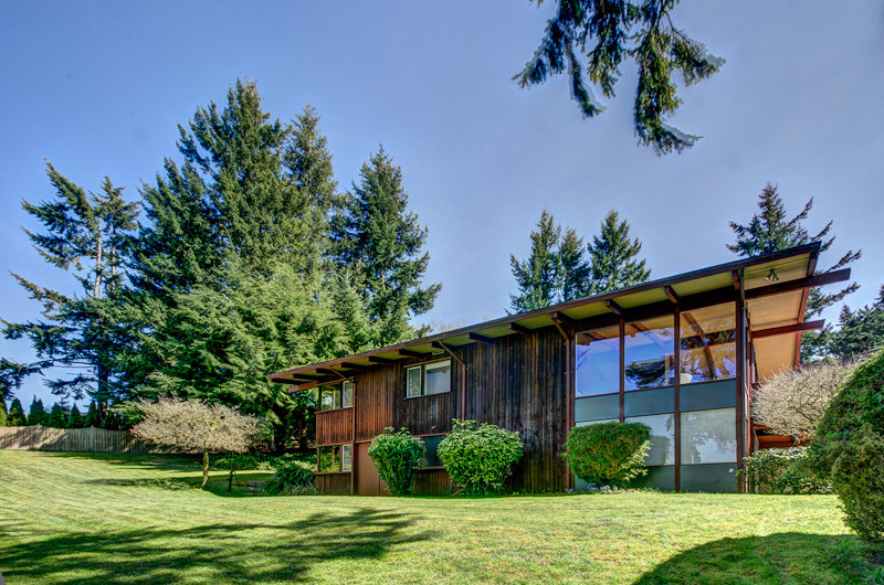 Mid-century modern exterior home idea in Seattle