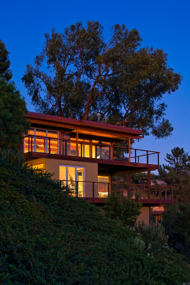 Ispirazione per la villa grande beige moderna a due piani con tetto piano