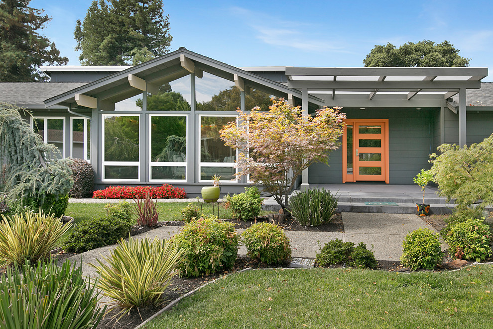 Diseño de fachada de casa gris y gris retro de una planta con tejado a dos aguas y tejado de teja de madera
