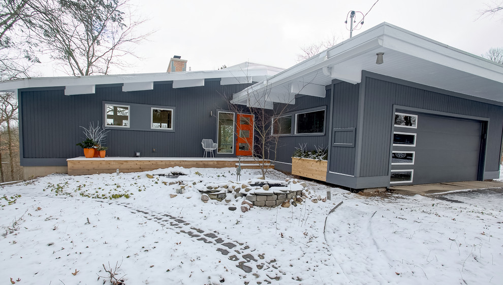 Modelo de fachada de casa gris retro de tamaño medio de una planta con revestimiento de vinilo y tejado a doble faldón