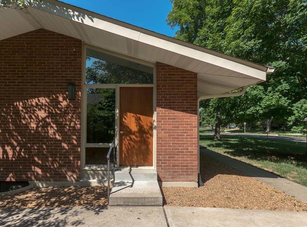 Design ideas for a midcentury house exterior in St Louis.
