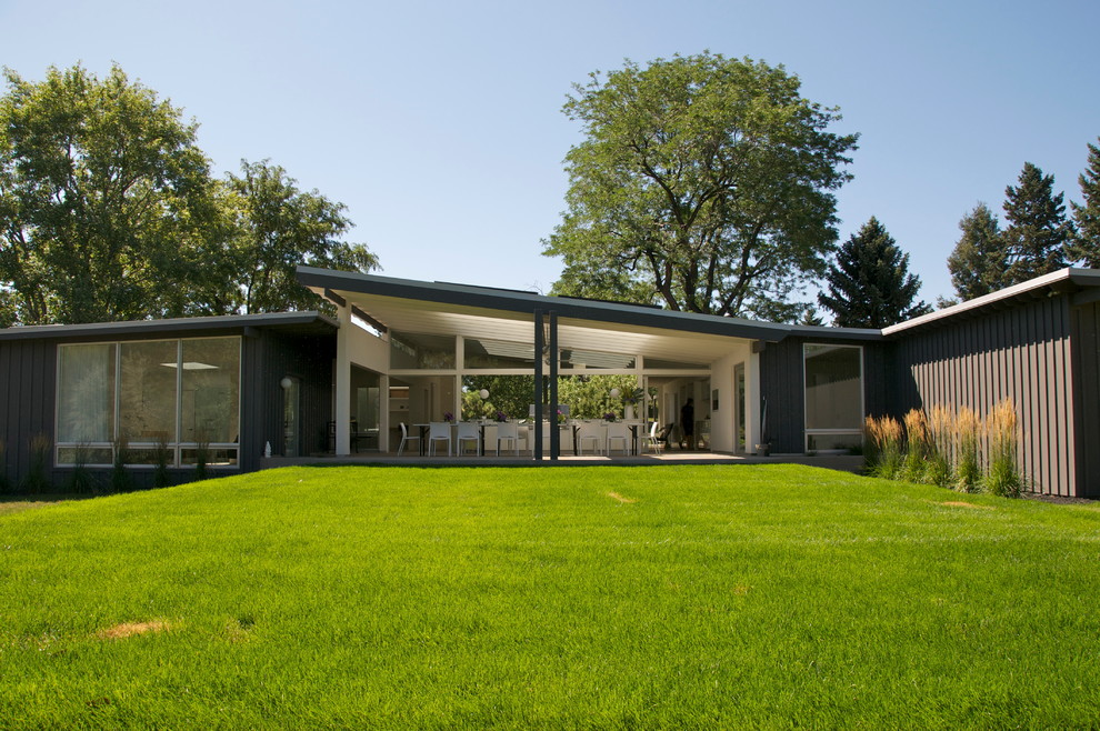 Свежая идея для дизайна: одноэтажный, коричневый дом в стиле ретро с односкатной крышей - отличное фото интерьера