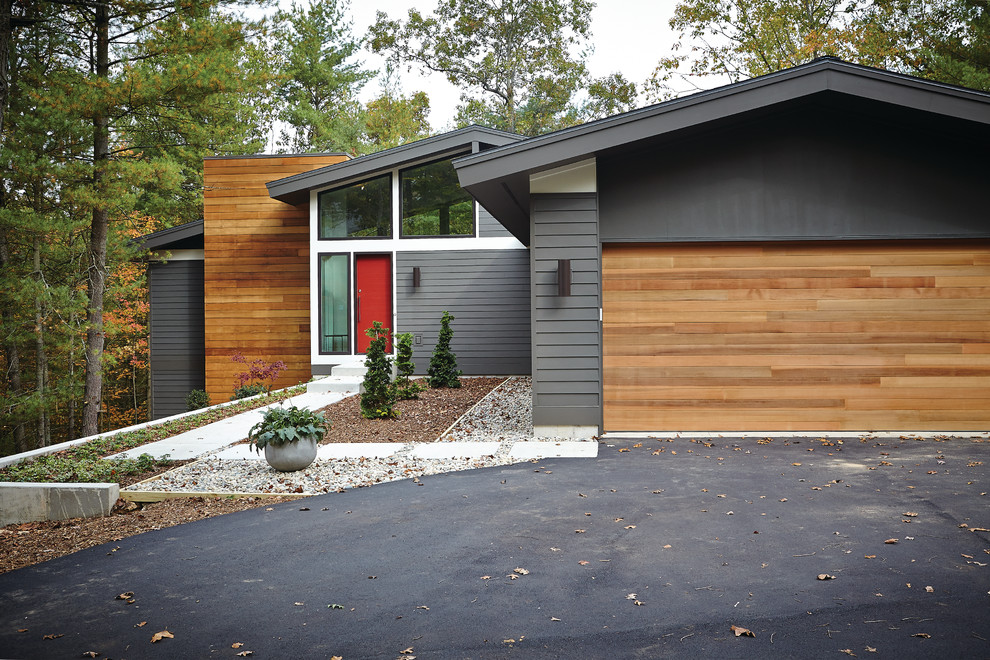 This is an example of a midcentury house exterior in Grand Rapids.