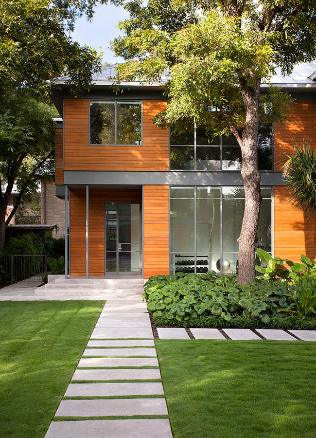 Свежая идея для дизайна: двухэтажный, деревянный, серый дом в стиле ретро - отличное фото интерьера
