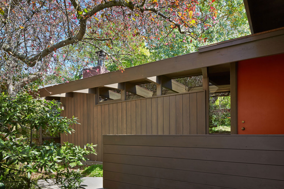 Kleine, Zweistöckige Retro Holzfassade Haus mit brauner Fassadenfarbe und Flachdach in San Francisco