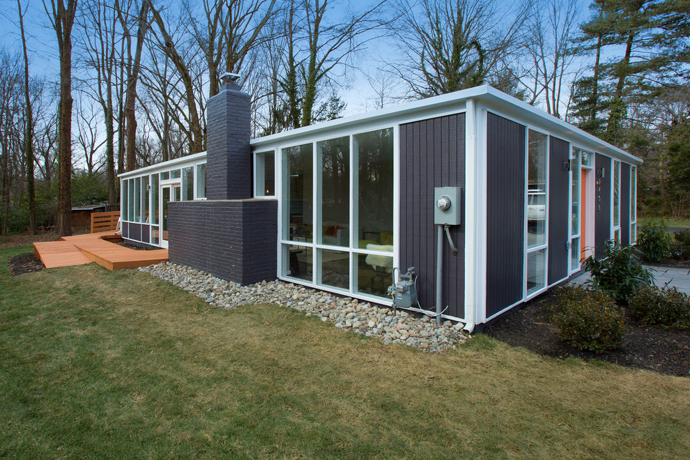 Ispirazione per la facciata di una casa blu contemporanea a un piano con rivestimento in legno e tetto piano