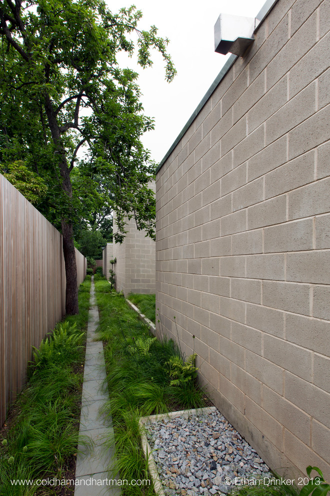 На фото: участок и сад среднего размера в стиле ретро с