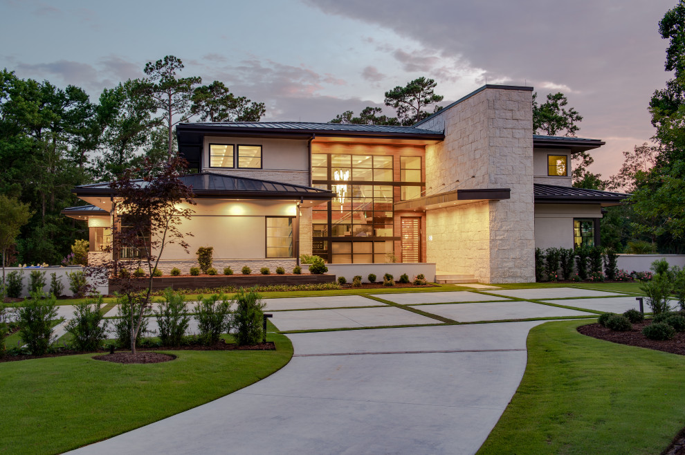 Ejemplo de fachada de casa beige retro grande de dos plantas con tejado de metal