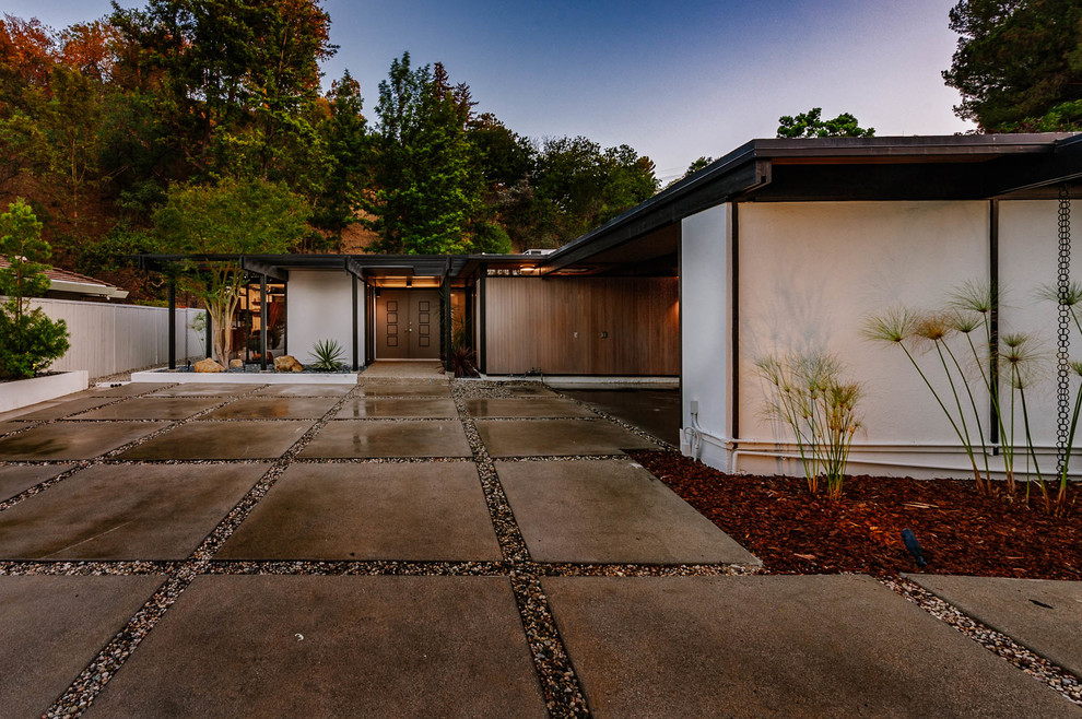 ロサンゼルスにあるラグジュアリーなミッドセンチュリースタイルのおしゃれな家の外観の写真