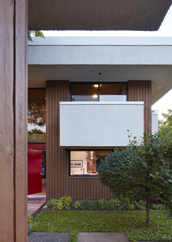 Стильный дизайн: двухэтажный, белый частный загородный дом в стиле ретро с облицовкой из цементной штукатурки и плоской крышей - последний тренд