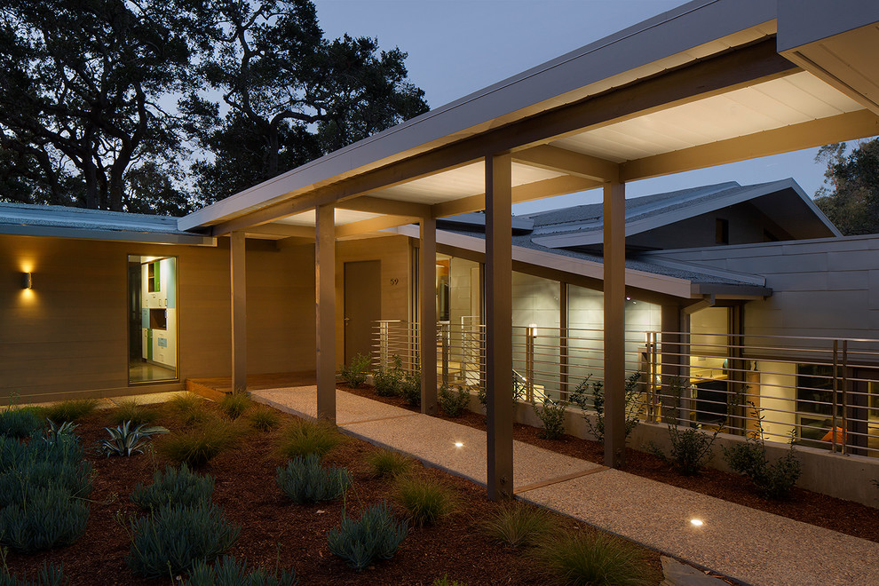 Diseño de fachada gris retro grande de dos plantas con revestimientos combinados y tejado a dos aguas