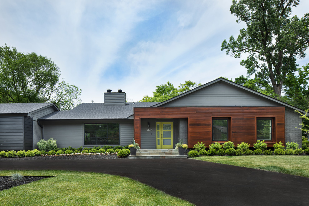 Aménagement d'une façade de maison grise contemporaine de plain-pied avec un revêtement mixte, un toit à deux pans et un toit en shingle.