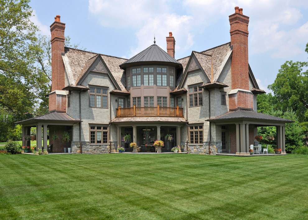 Стильный дизайн: двухэтажный, деревянный дом в классическом стиле - последний тренд