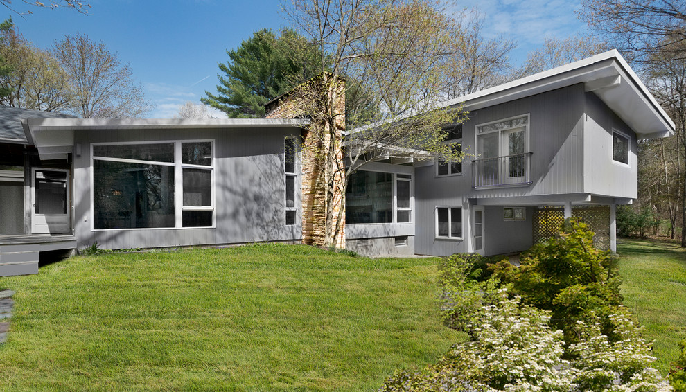 ボストンにあるミッドセンチュリースタイルのおしゃれなグレーの家の写真