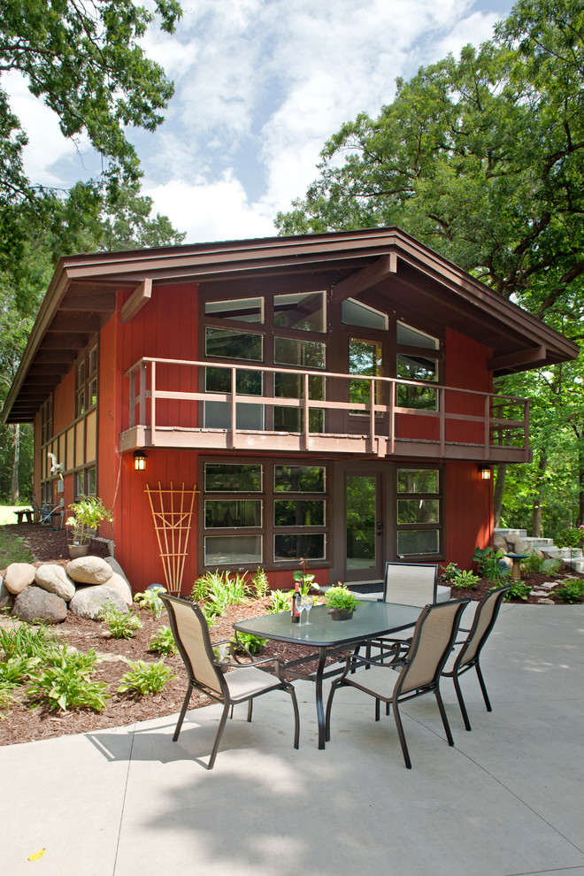 Idée de décoration pour une façade de maison rouge vintage en bois à un étage et de taille moyenne avec un toit à deux pans.