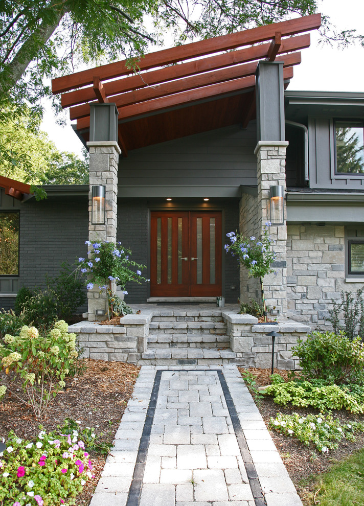 Imagen de fachada de casa gris vintage de tamaño medio a niveles con revestimientos combinados, tejado de un solo tendido y tejado de teja de madera