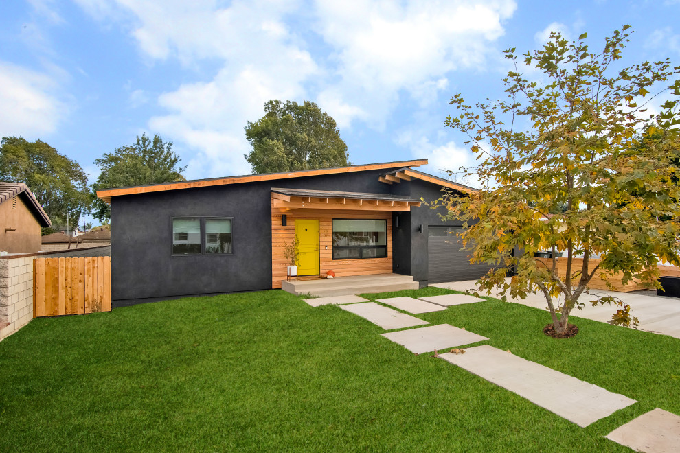 Идея дизайна: одноэтажный, деревянный, черный частный загородный дом среднего размера в стиле ретро