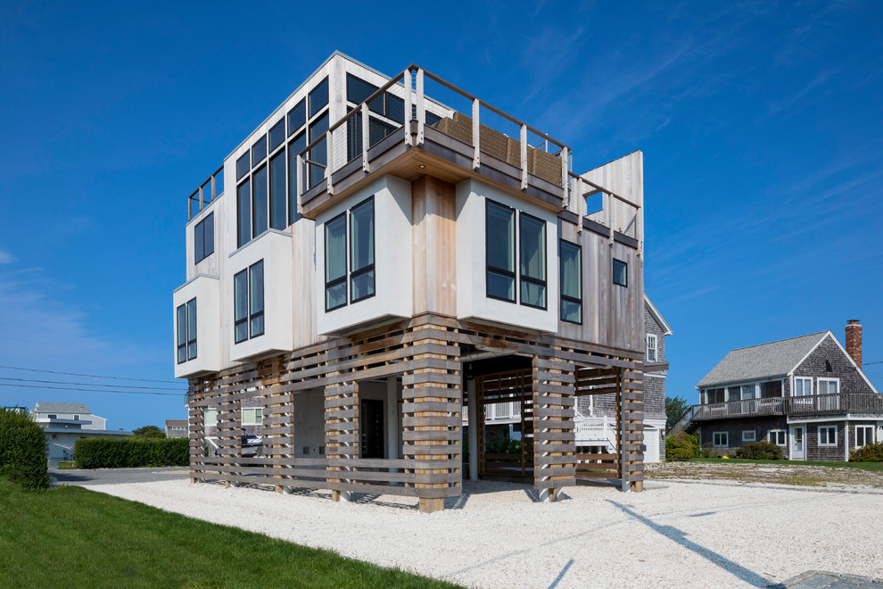 Diseño de fachada de casa multicolor costera grande de tres plantas con revestimientos combinados