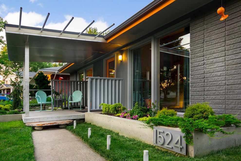 Mid-century modern exterior home idea in Detroit