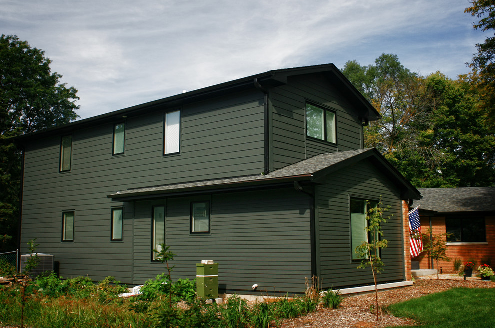 Ispirazione per la facciata di una casa blu moderna a due piani di medie dimensioni con rivestimenti misti e tetto a capanna