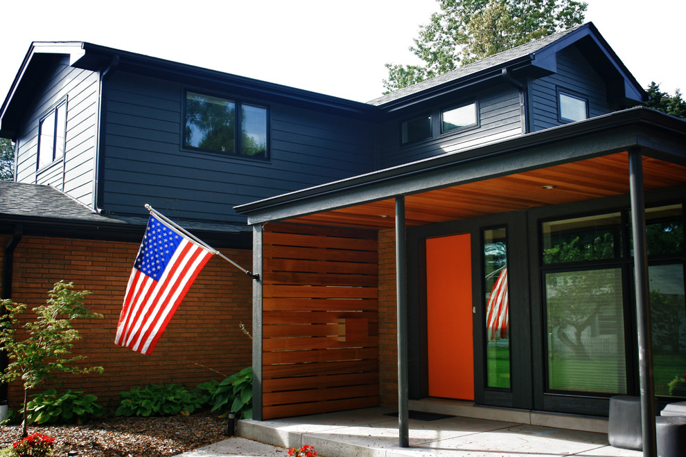 Источник вдохновения для домашнего уюта: двухэтажный, синий дом среднего размера в стиле ретро с комбинированной облицовкой и двускатной крышей