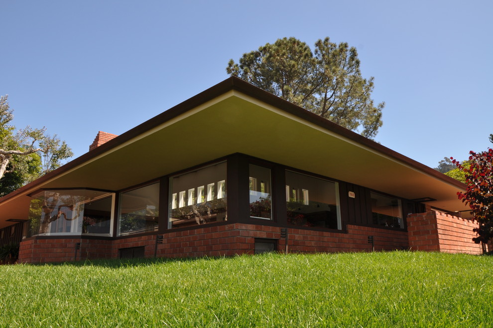 Пример оригинального дизайна: одноэтажный, коричневый дом в стиле ретро с комбинированной облицовкой