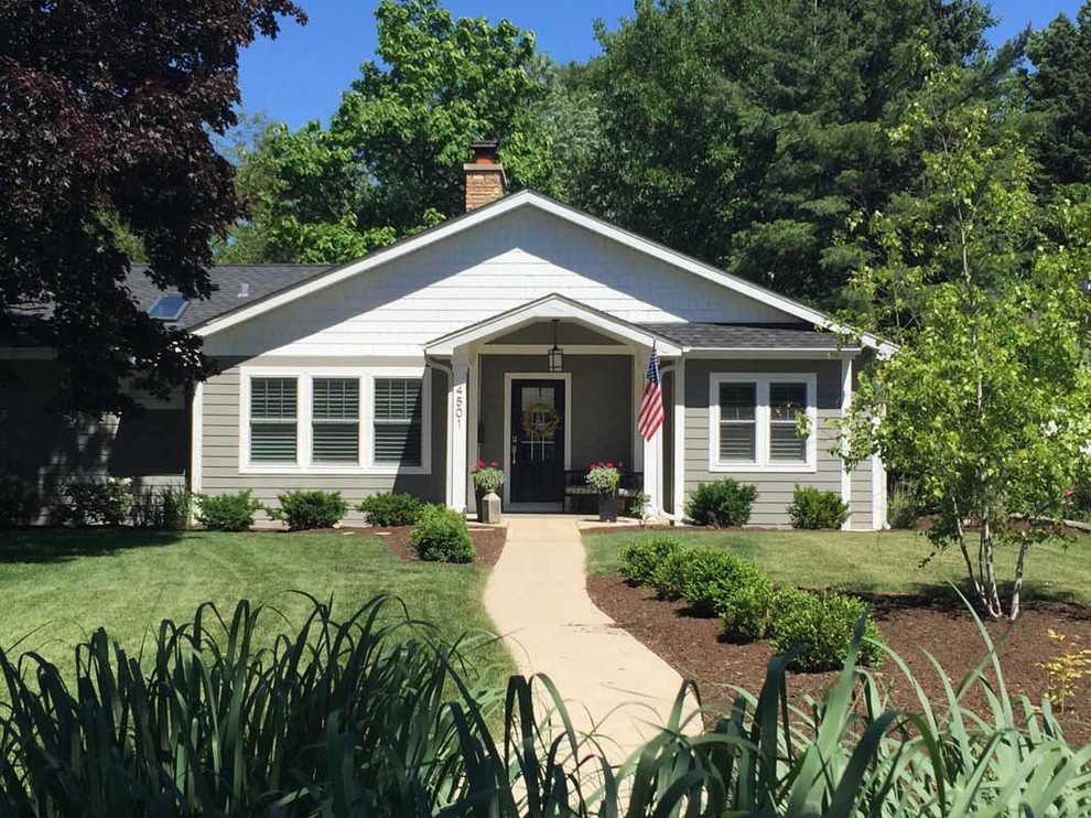 Inspiration for a gey and medium sized classic bungalow front detached house in Chicago with mixed cladding, a pitched roof, a shingle roof, a grey roof and shiplap cladding.