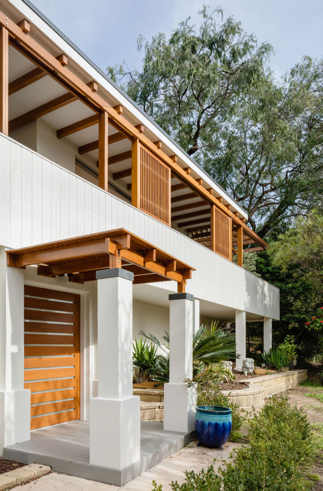 Foto della villa bianca contemporanea a due piani di medie dimensioni con rivestimento in legno e copertura in metallo o lamiera