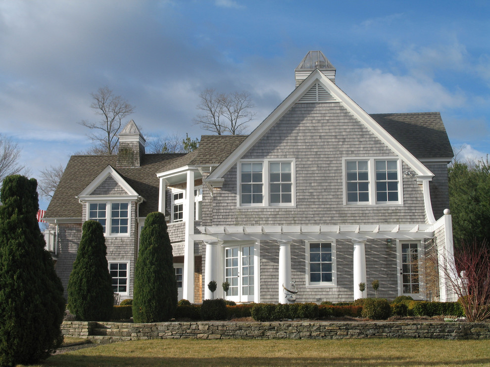 Mittelgroße, Zweistöckige Klassische Holzfassade Haus mit grauer Fassadenfarbe in Bridgeport