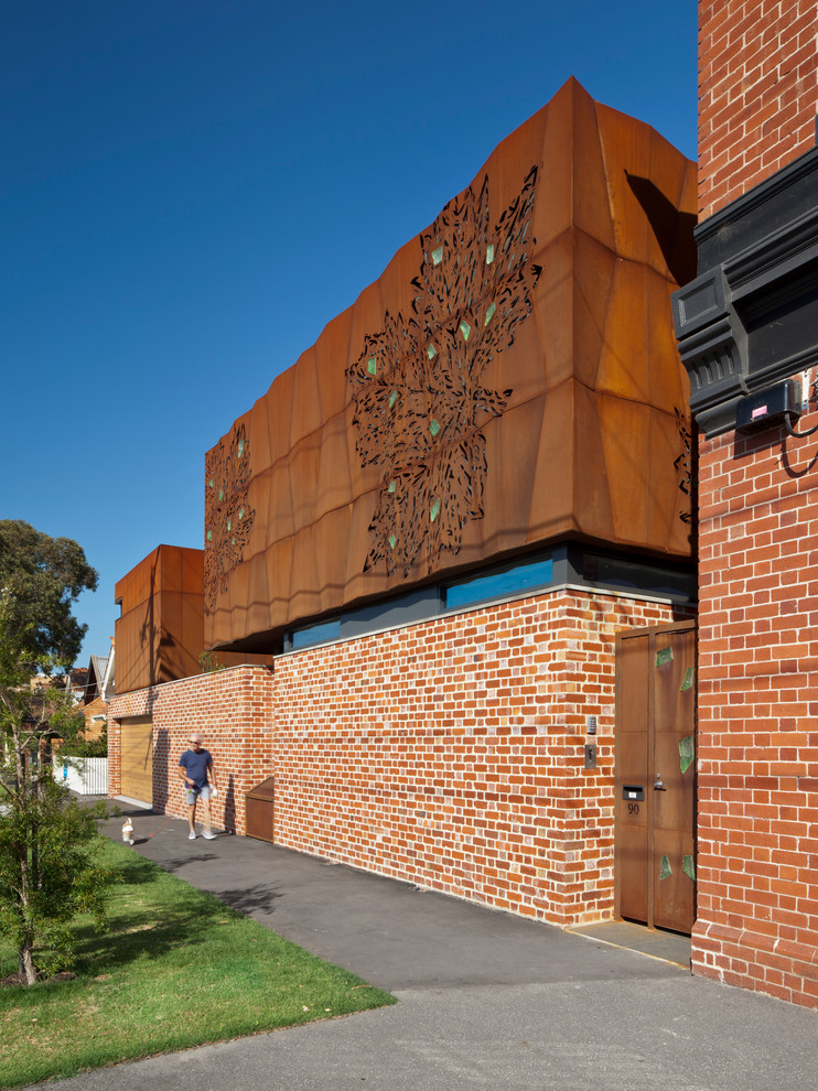 Diseño de fachada marrón actual grande de dos plantas con revestimiento de metal y tejado plano