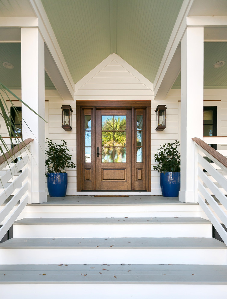 Mittelgroßes, Zweistöckiges Modernes Einfamilienhaus mit Mix-Fassade und weißer Fassadenfarbe in Charleston