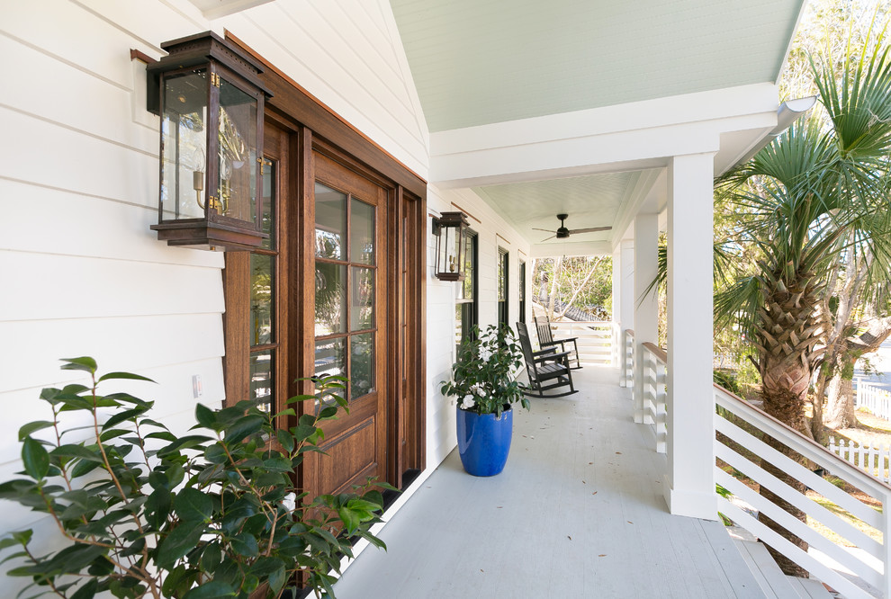 Ejemplo de fachada de casa blanca minimalista de tamaño medio de dos plantas con revestimientos combinados