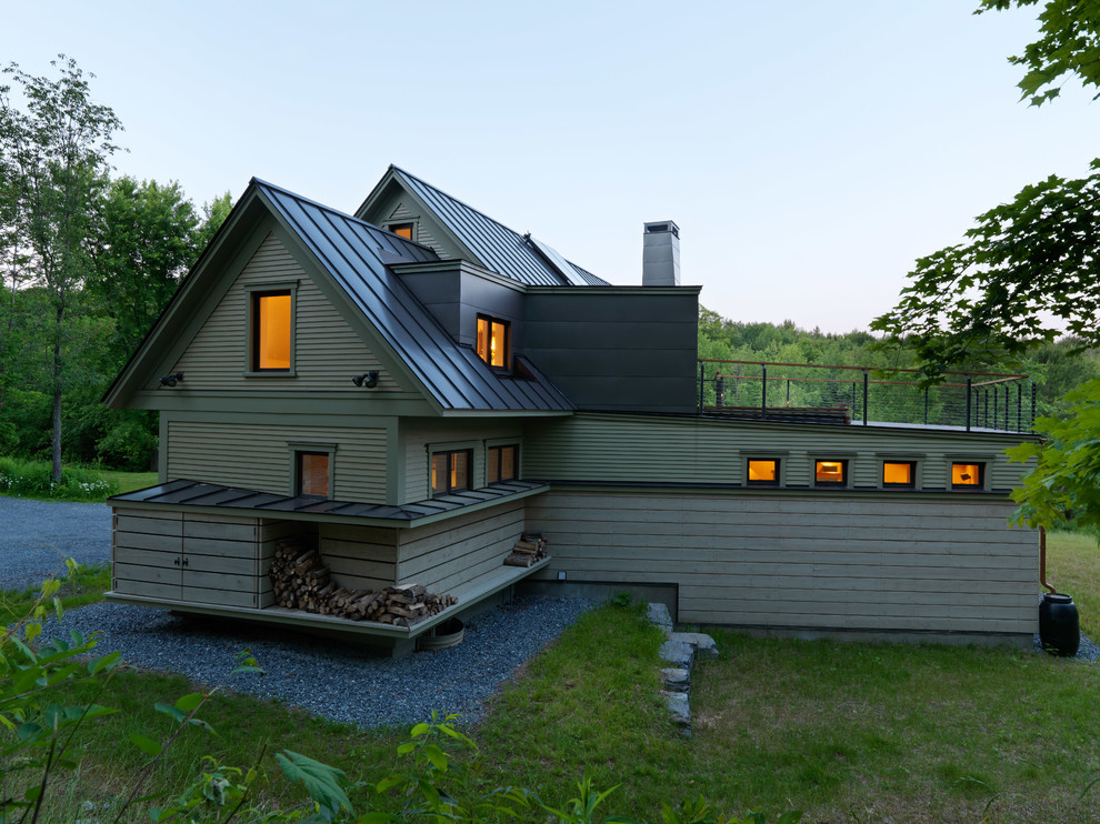 Immagine della facciata di una casa verde rustica a due piani di medie dimensioni con rivestimento in legno e tetto a capanna