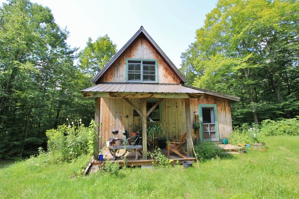 Idee per la facciata di una casa piccola beige rustica a due piani con rivestimento in legno