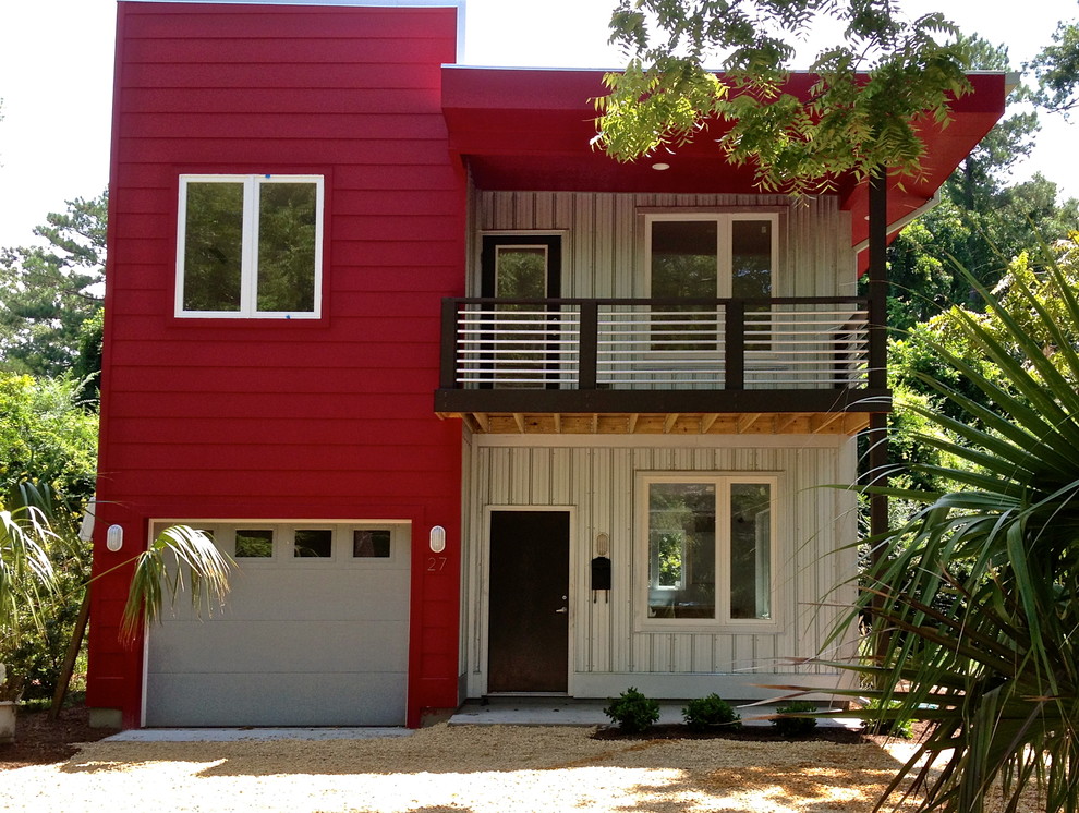Foto della facciata di una casa rossa moderna a due piani di medie dimensioni con rivestimenti misti