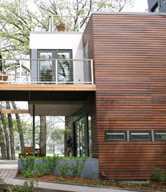 На фото: большой, двухэтажный, деревянный, коричневый частный загородный дом в стиле модернизм с