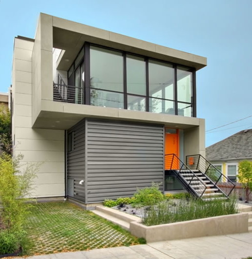 Imagen de fachada de casa gris minimalista grande de dos plantas con revestimientos combinados