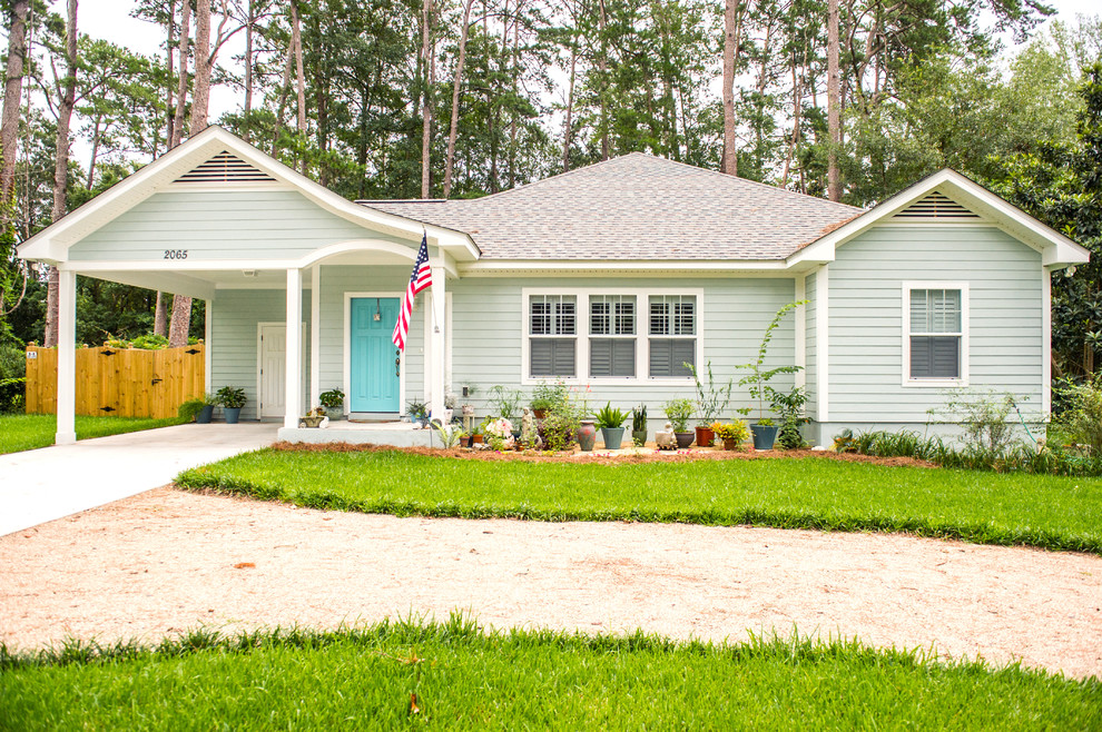 Small traditional bungalow detached house in Atlanta with wood cladding and a shingle roof.