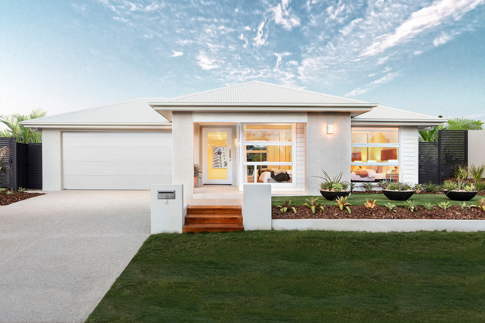 Inspiration pour une façade de maison blanche marine de plain-pied avec un revêtement mixte, un toit à quatre pans et un toit en métal.