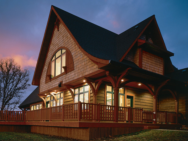 Idee per la villa marrone american style a due piani di medie dimensioni con rivestimento in legno, tetto a capanna e copertura a scandole