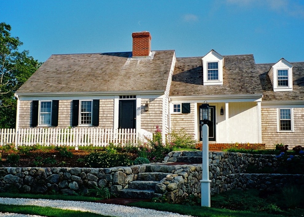 Foto de fachada de casa tradicional de tamaño medio de dos plantas con revestimiento de madera, tejado a dos aguas y tejado de teja de madera