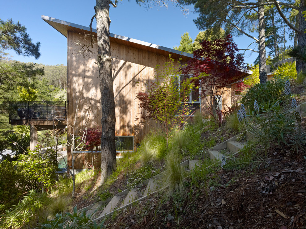 Cette photo montre une façade de maison montagne en bois avec un toit en appentis.