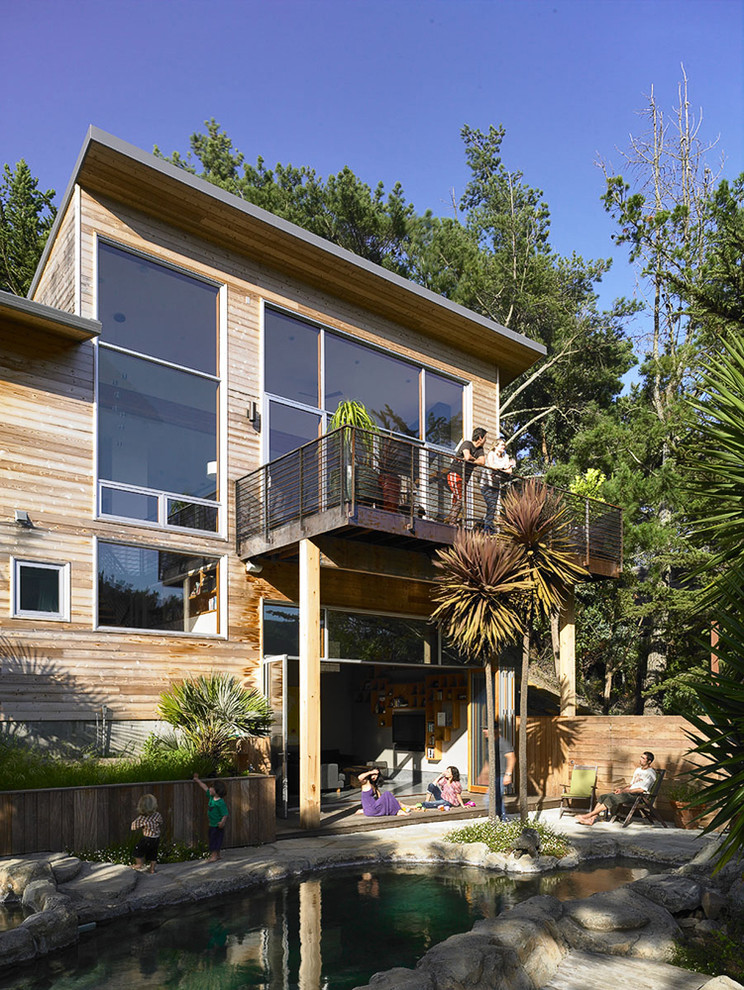 Idées déco pour une façade de maison moderne en bois.