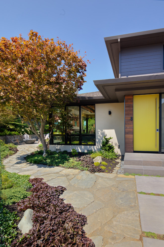Diseño de fachada de casa multicolor retro grande de dos plantas con revestimientos combinados, tejado a cuatro aguas y tejado de teja de madera