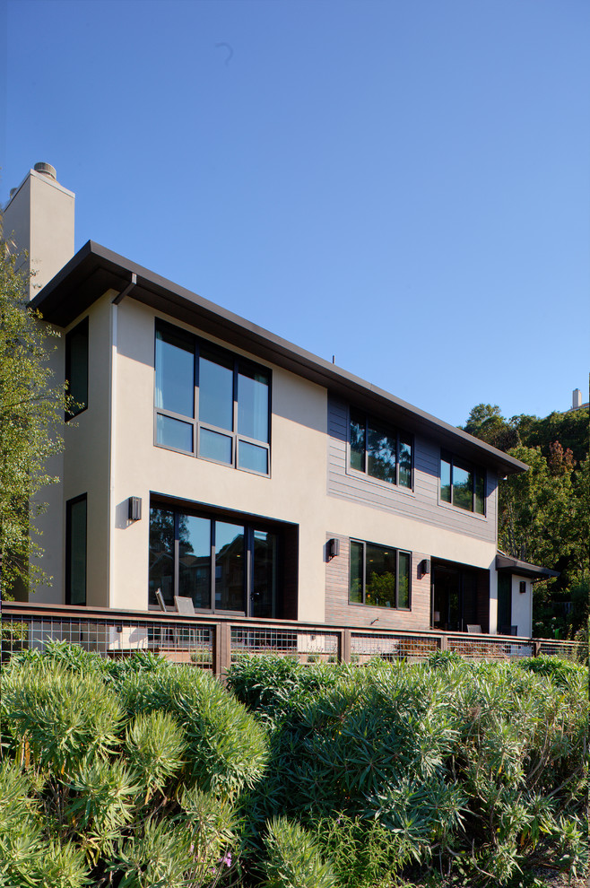 Großes, Zweistöckiges Retro Einfamilienhaus mit Putzfassade, beiger Fassadenfarbe, Walmdach und Schindeldach in San Francisco